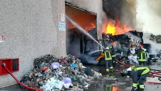 Frosinone, rischio nube tossica dopo rogo in ditta rifiuti&nbsp;speciali.
