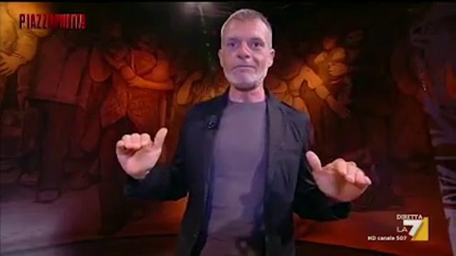 Massini insultato, la risposta è una dura lezione: “Io feccia perché&nbsp;scrittore?