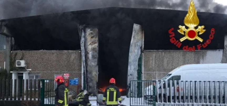 Incendio in un deposito di stoccaggio rifiuti a Settimo&nbsp;Milanese