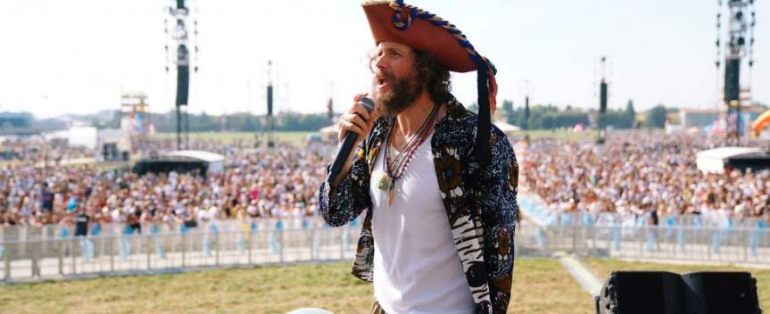 Jovanotti, il Beach Tour si chiude a Linate: gran finale con bagno di folla e duetto dallo&nbsp;spazio