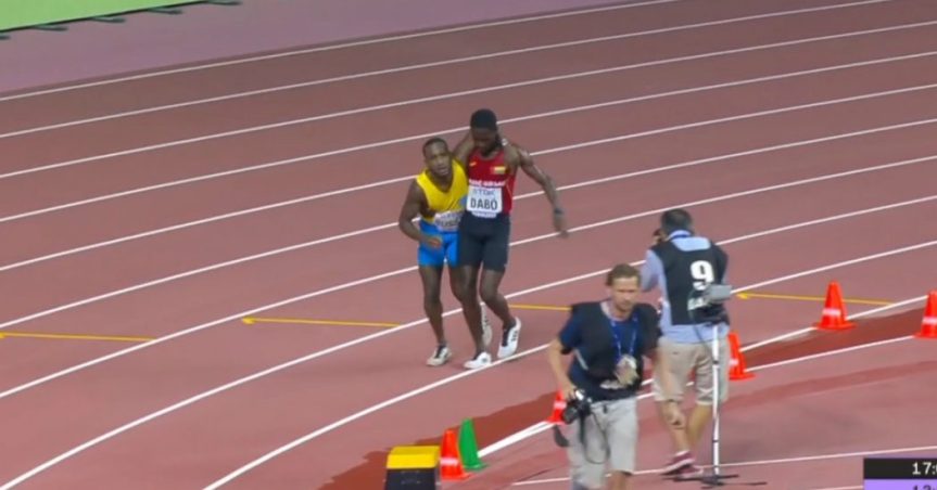 Mondiali atletica in Qatar, il gesto dell’atleta vale più della vittoria: accompagna l’avversario fino al&nbsp;traguardo