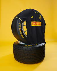 Inter presenta terza maglia, nera con dettagli&nbsp;gialli