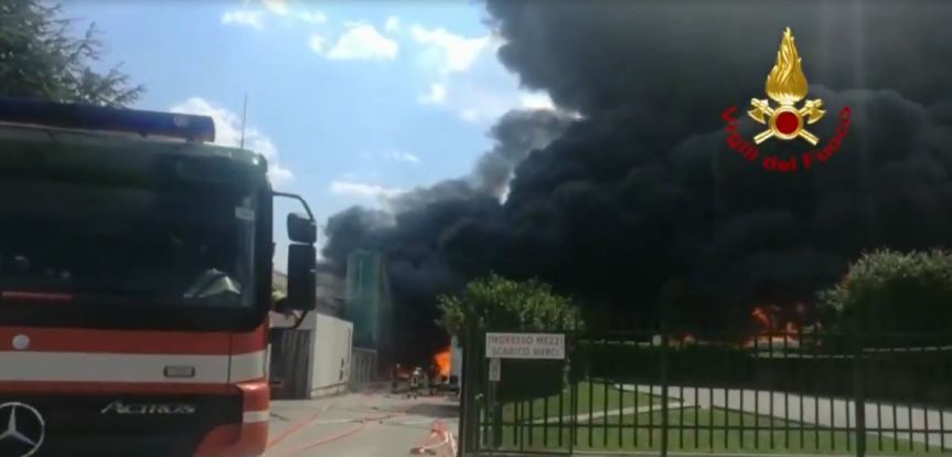 Violento incendio in un’azienda di&nbsp;Avellino