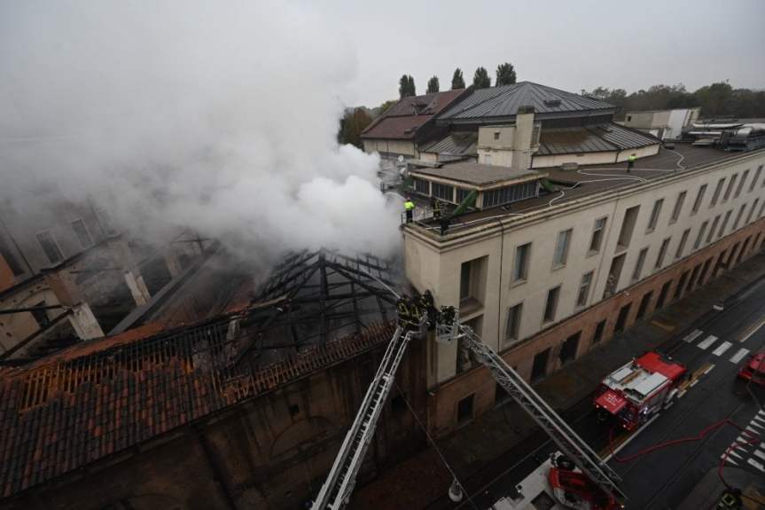 Torino: prende fuoco il tetto della Cavallerizza, in fiamme lo storico&nbsp;complesso