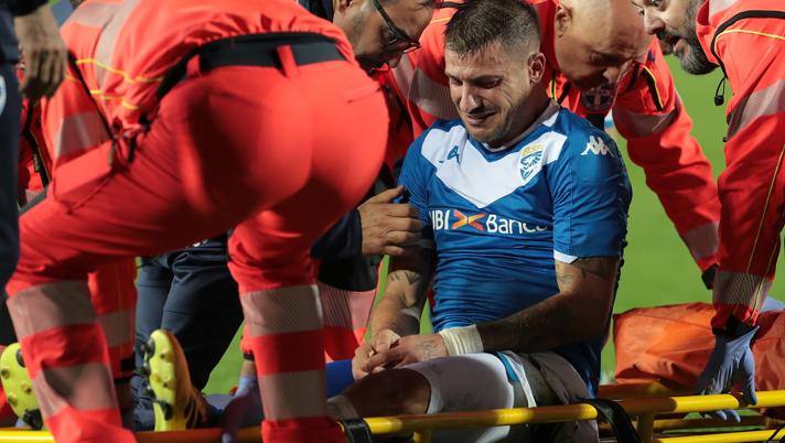 Paura per Dessena: esce in barella, come 4 anni fa sullo stesso&nbsp;campo