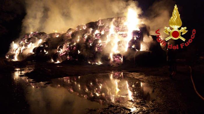 Cascina a fuoco, in fiamme 800&nbsp;balle
