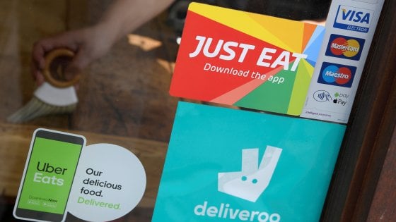 Rider, l’inchiesta di Report: i trentamila che pedalano nella terra di&nbsp;mezzo