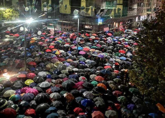 Milano, folla al presidio per Liliana Segre: in 5 mila sotto la&nbsp;pioggia