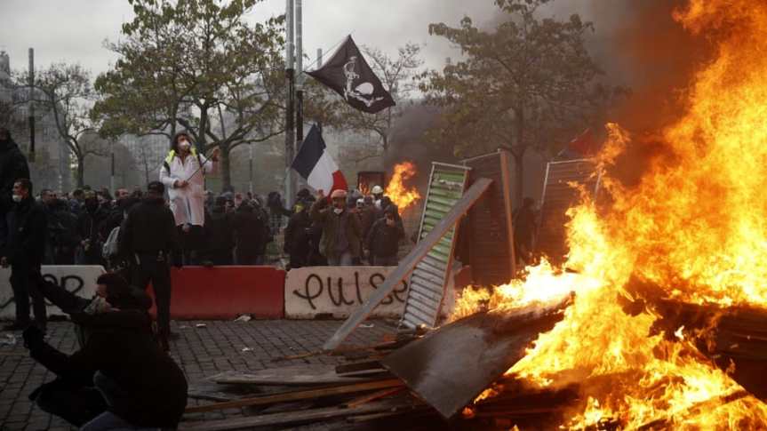 Gilet gialli, l’anniversario si trasforma in&nbsp;guerriglia