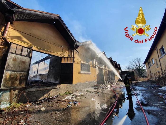 A fuoco ex fabbrica, evacuata una&nbsp;scuola