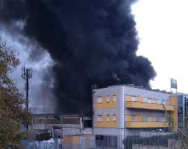 A fuoco fabbrica nel pescarese, fumo e ingenti&nbsp;danni