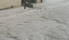 Maltempo, violenta grandinata nel novarese: le strade sono fiumi di acqua e&nbsp;ghiaccio