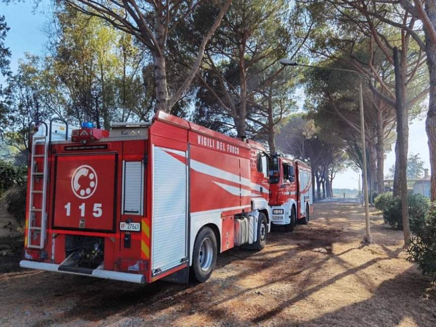 Roma, incendio a via Castel di Guido, sul posto 16 squadre di vigili del&nbsp;Fuoco