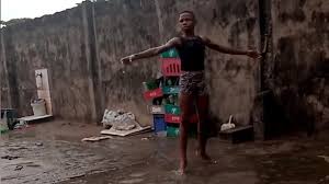 Danzava scalzo sotto la pioggia: una ex-ballerina pagherà gli studi al bambino&nbsp;nigeriano