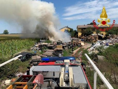 Incendio in discarica abusiva a Sant’Angelo Lodigiano – Brucia ditta tessile in Bergamasca…