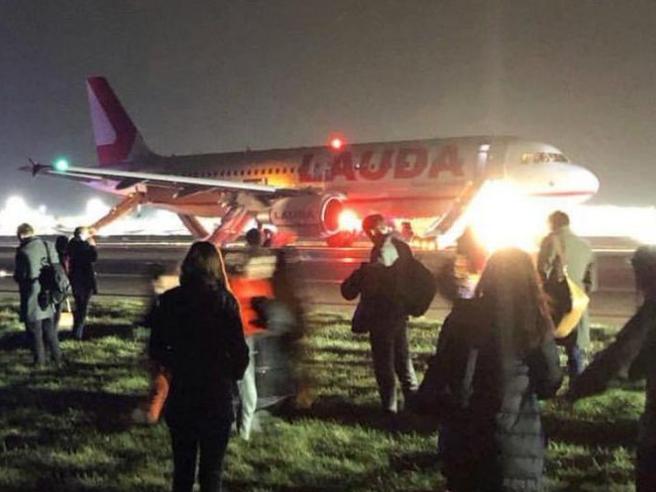 L’aereo non decolla, caos a bordo tra ordini mai dati e passeggeri in fuga con il bagaglio a&nbsp;mano