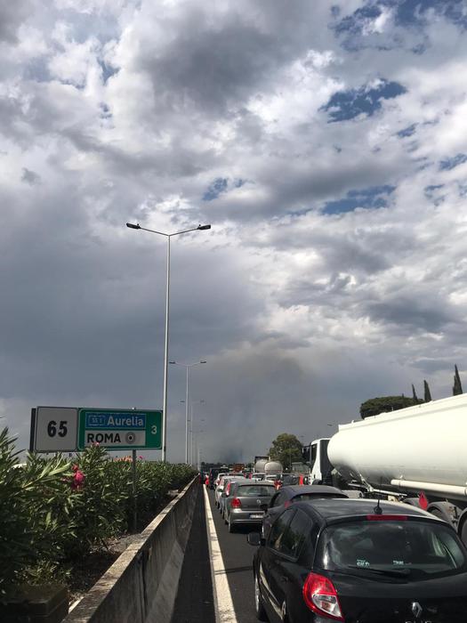 Maxirogo sterpaglie, chiuso Raccordo Roma e traffico in&nbsp;tilt