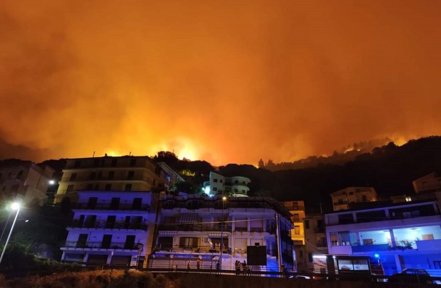 Fiamme intorno a Palermo, la sindaca di Altofonte: “Abbandonate le&nbsp;case”
