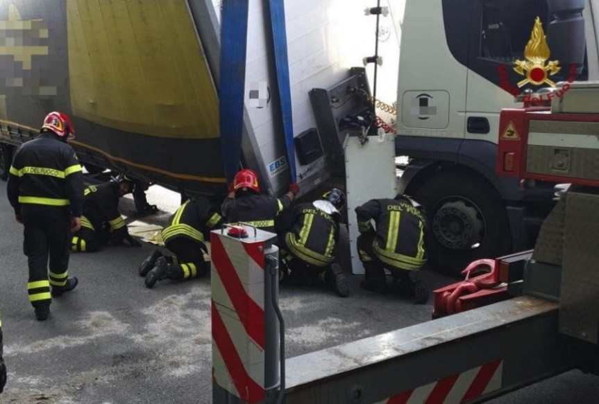 Tir carico di sostanze tossiche messo in sicurezza dai vigili del&nbsp;fuoco