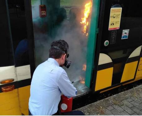 Danno fuoco a gel sul tram a&nbsp;Milano,