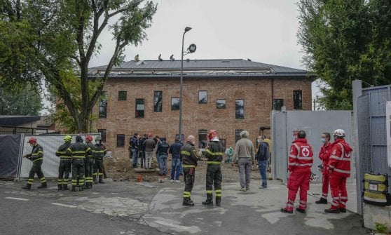 Operai salgono sul tetto per protesta: “Non ci pagano lo stipendio”