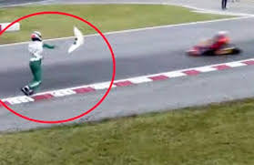 Follia ai Mondiali di kart a Lonato: il pilota italiano Corberi lancia un alettone contro un&nbsp;avversario