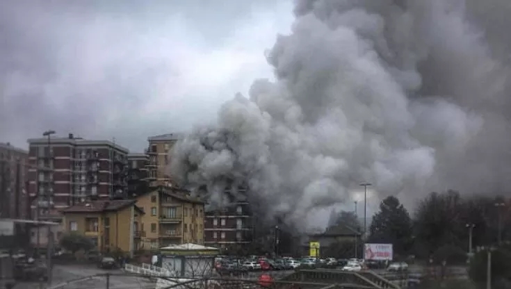 Incendio in un condominio del Lecchese, evacuate 50 persone: grave un’anziana