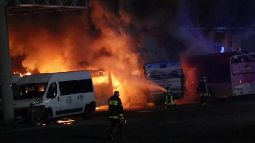 Reggio Emilia, spaventoso rogo nel deposito degli&nbsp;autobus