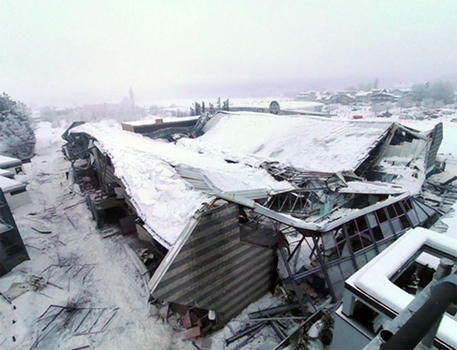 Maltempo, il palaghiaccio di Vipiteno crolla sotto la&nbsp;neve