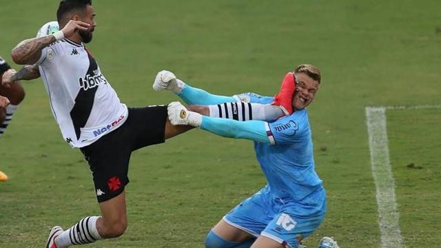 Tacchetti in faccia ed espulsione, l’entrata violenta di Castan sul&nbsp;portiere