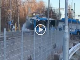 Tremendo incidente in Svezia: treno investe autobus fermo sui binari, tre feriti&nbsp;lievi