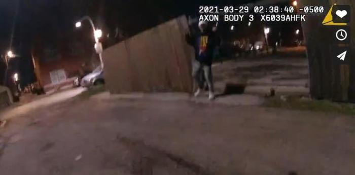 Usa: video mostra un agente sparare a un 13enne che alza le&nbsp;mani