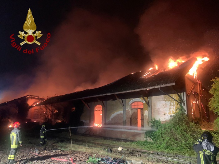 Distrutto da rogo ex scalo ferroviario a&nbsp;Pavia