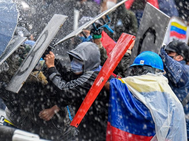 Colombia, la rabbia dei giovani contro il governo: 24 morti in piazza. L’Onu&nbsp;condanna