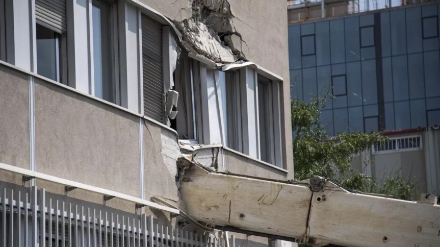 Tragedia sfiorata a Milano, trivella alta 10 metri crolla sulla sede dell’Ifom: evacuati 300 ricercatori ma nessun&nbsp;ferito