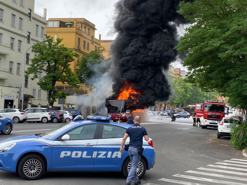 Autobus in fiamme vicino ospedale&nbsp;Spallanzani