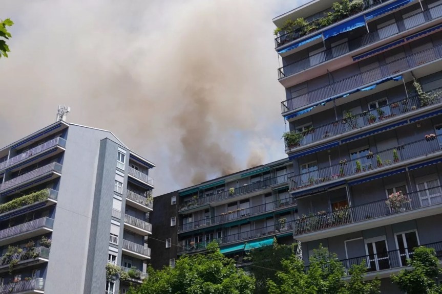 Milano, incendio in sottotetto palazzo: due intossicati&nbsp;lievi